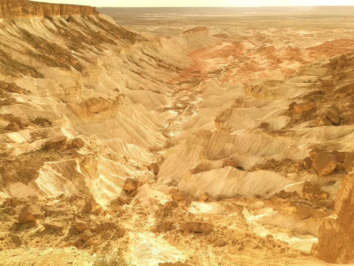 Canyon di Yangykala in Turkmenistan, rocce stratificate bianche e rosse e panorama del deserto