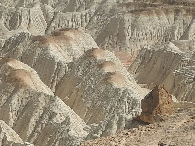 Colline stratificate delle Montagne Lunari in Turkmenistan con un caratteristico rilievo ondulato e cime sabbiose.
