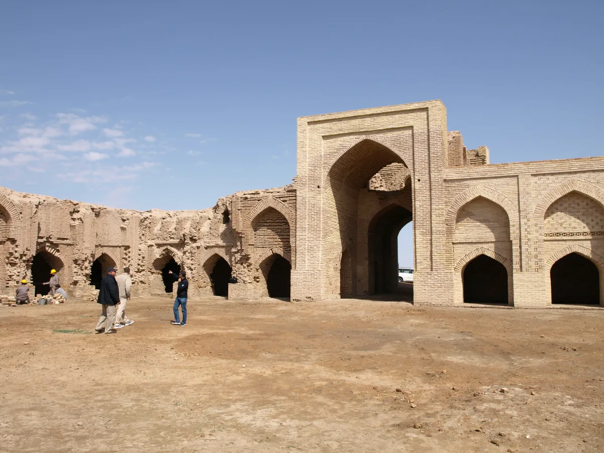 Rovine del caravanserraglio Dayahatyn in Turkmenistan, antichi archi in mattoni sul percorso della Grande Via della Seta