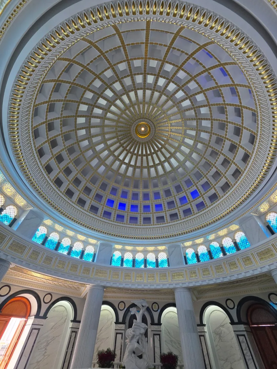 Sontuosa cupola all'interno di un edificio in Turkmenistan con ornamenti dorati e vetrate blu