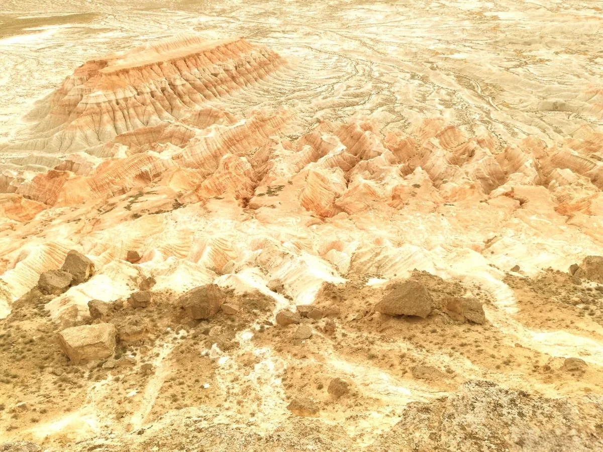 Canyon di Yangykala in Turkmenistan, creste stratificate rosse e bianche e panorama del deserto