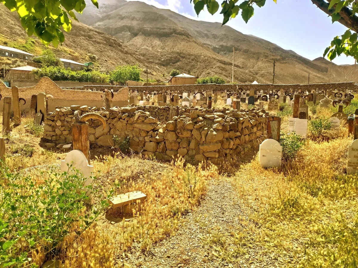 Cimitero tradizionale a Nohur con corna di capre di montagna sulle tombe sullo sfondo dei monti Kopetdag.